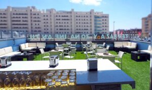 Factores clave al elegir mesas de terraza para bares